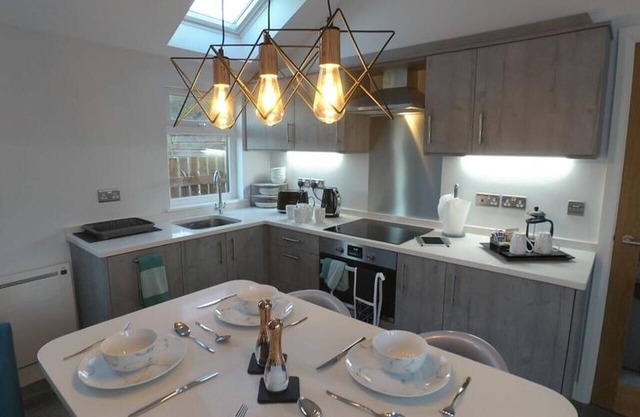 Luxury 1 Bedroom Chalet, Wood Fired Hot Tub, private parking and free WIFI.