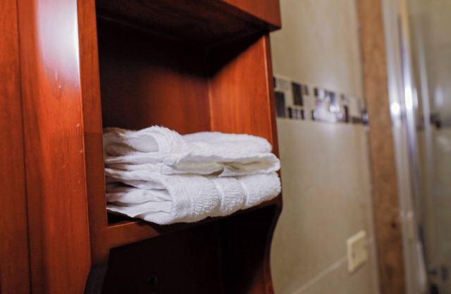 Luxury 12-bedroom bed & breakfast with AC, WiFi in lovely Kingston
