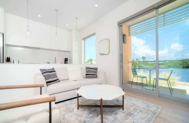 Luxury 1Bdr Waterfront Apt w/Pool, Hot Tub+ Gym