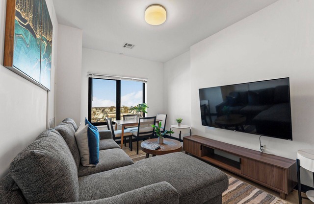 Luxury 1BR Close to Encore 3398