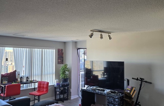 Luxury 2-Bed, 2-Bath Penthouse – Prime Toronto Location