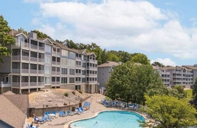 Luxury 2 Bed/2 Bath Lakefront Condo w/Dock/Deck/Pools-Minutes from Bagnell Strip-Sleeps 6