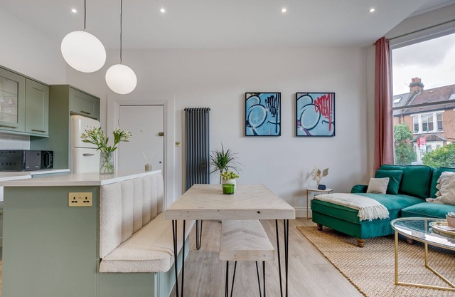 Luxury 2-Bed Apartment with Parking (near train/tube)