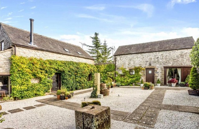 Luxury 2 Bed (Sleeps 4) Cottage overlooking Chatsworth House, Peak Distict