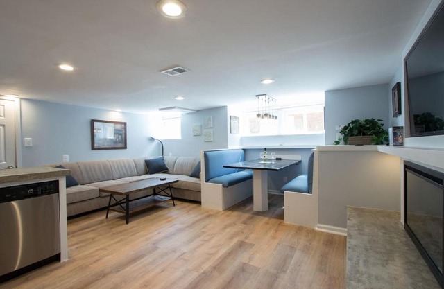 Luxury 2 bedroom apartment w/free parking