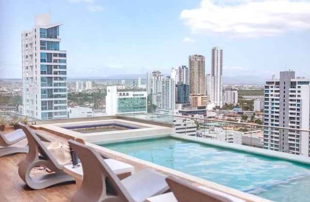 Luxury 2 bedroom apt free parking and pool