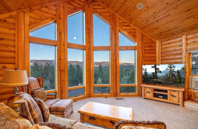 Luxury 2400 sqft Log Cabin! Panoramic views, game room, tiki bar, & Pets!