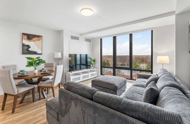Luxury 2bd/2ba near Harvard 0923