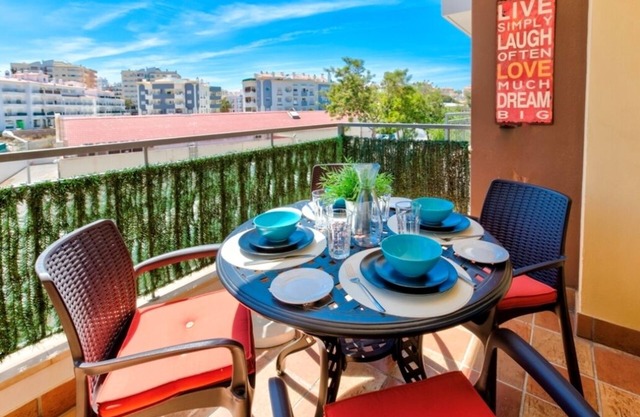 Luxury 3 Bed Apartment with Health Outdoor & Indoor Pool & Gym