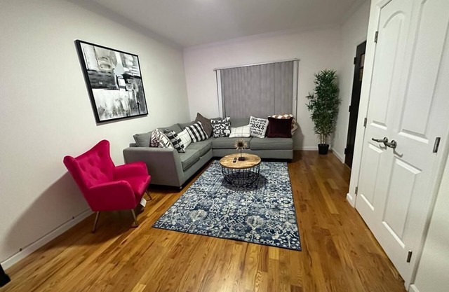 Luxury 3 bedroom home 3 minutes to EWR