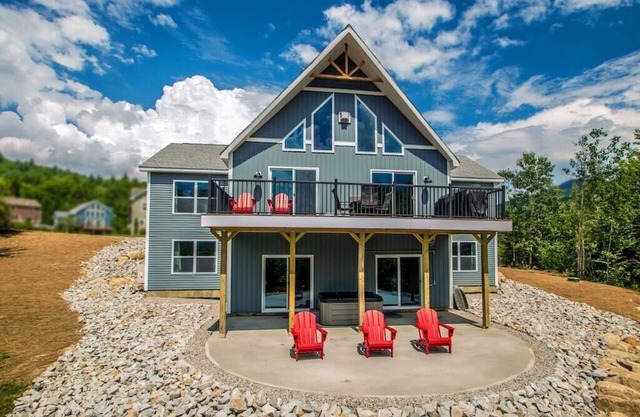 Luxury 3700 sf Home with Mountain Views, Hot Tub, Sauna, Game Room