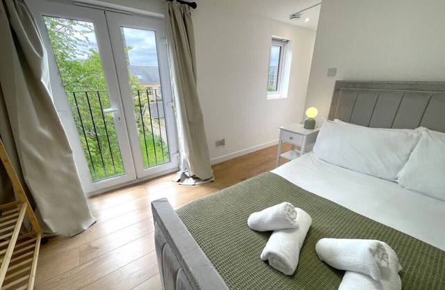 Luxury 4 bed city house near river - sleeps 10