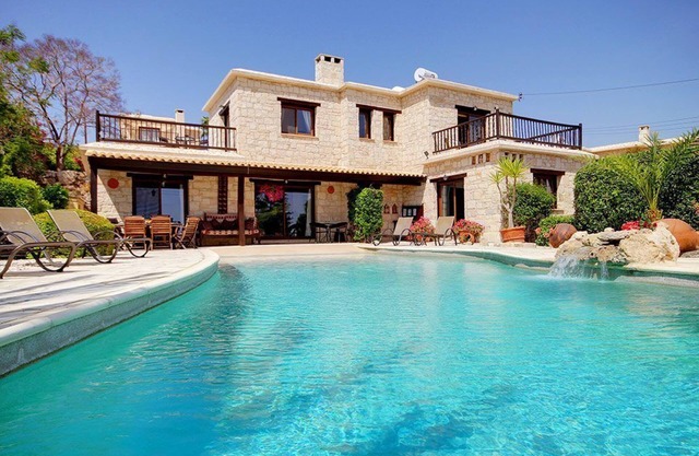 Luxury 4 bed, sleeps 8. All ensuite, Stunning Infinity Pool and Sea Views