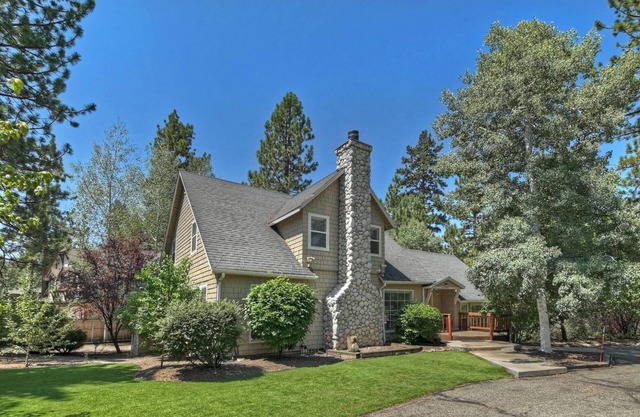 Luxury 4 Bedroom Cabin! Peaceful & Private Setting! Arcade Games! Gazebo w/Outdoor Dining! Short Drive to Mountain Resorts, Lake Access & Big Bear Village!