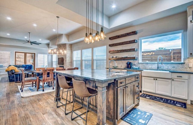 Luxury 4BR Dallas Home/5 Mins DT/Private Yard