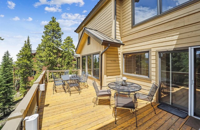 Luxury 5-bedroom Mountain View Lodge in Breckenridge, perfect for 12 guests with stunning views.