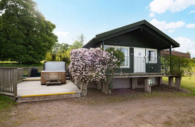 Luxury 5-Star Lodge with Hot Tub & Breathtaking Views – Sleeps 2 ✨