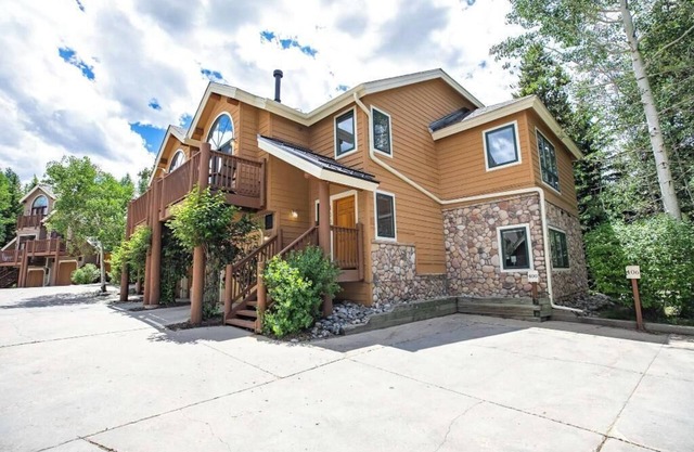 Luxury 5BR Elk townhome, sleeps 14 w/hot tub, one block from Snowflake Lift