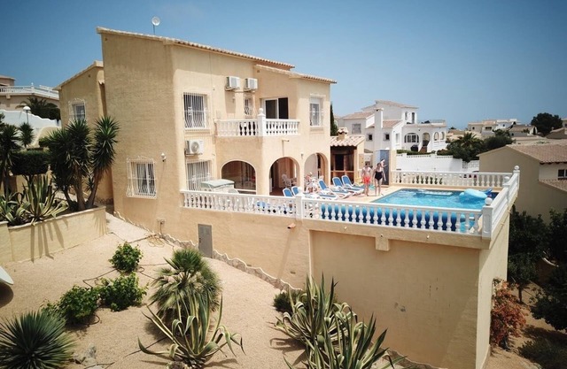 Luxury 6 Bedroom Family Villa with 10m x5m Heated pool air-con every room Wi-Fi