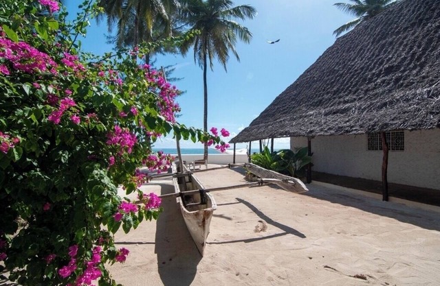 Luxury african style, relax right on the beach