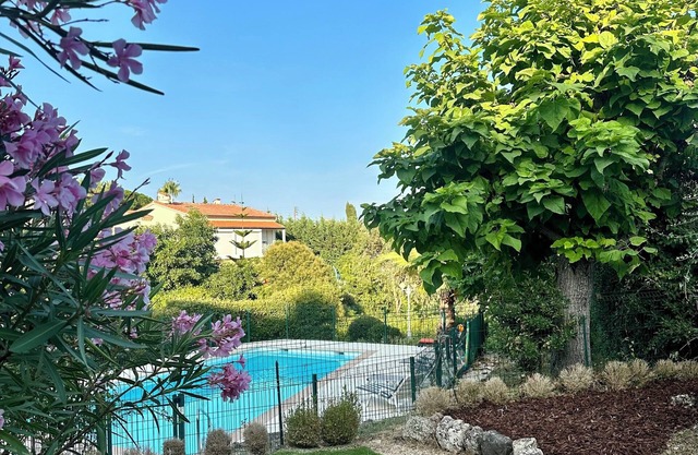 Luxury apartment in quiet location, large terrace, garden, swimming pool.