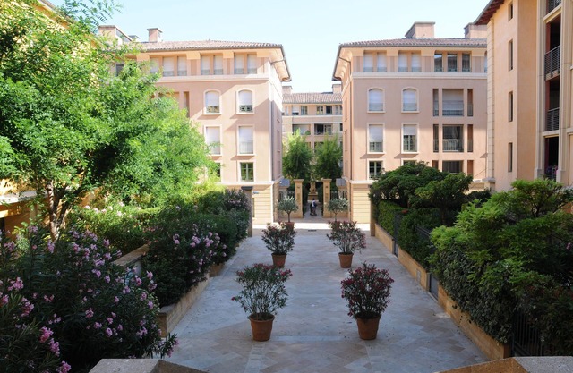 LUXURY APARTMENT CALM GARDEN COURSE MIRABEAU