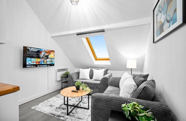 Luxury Apartment - Accommodates 4 - On-Street Parking Available