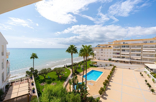 Luxury apartment directly on the sea
