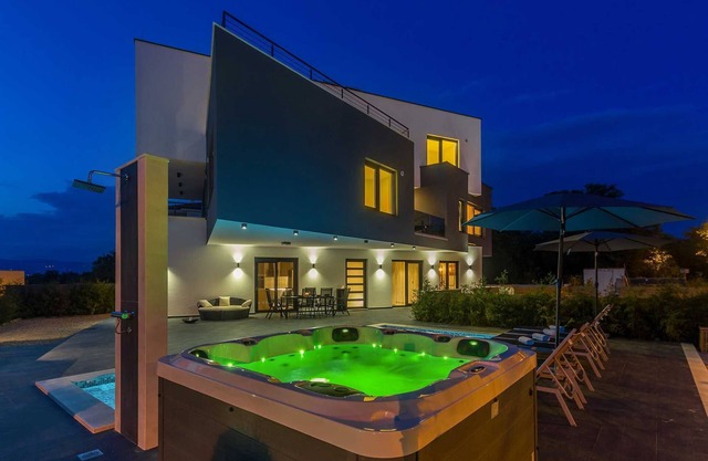 Luxury apartment NOA with pool and hot tub
