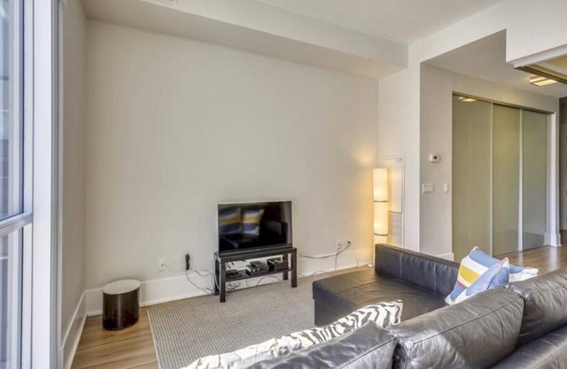 Luxury apartment on Front Street West II