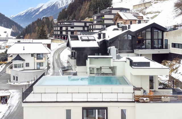 Luxury apartment with a pool - Adults ONLY
