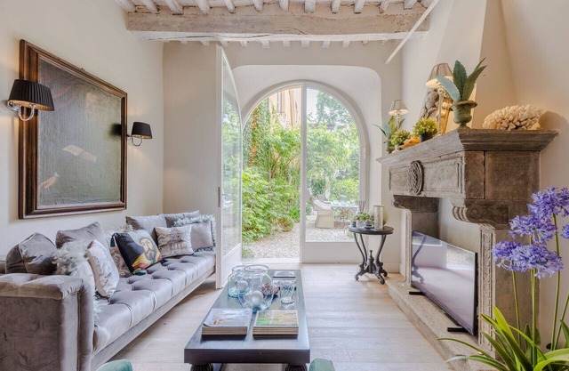 Luxury Apartment with Private Garden inside Lucca