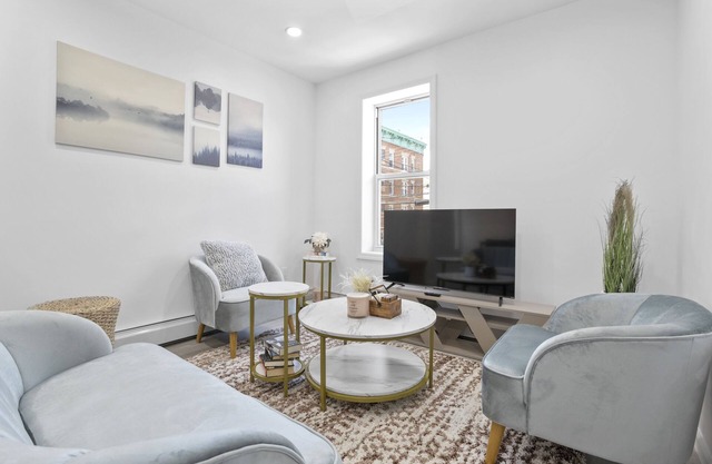 Luxury Apt~ Next to AstoriaPark, Mins to Manhattan