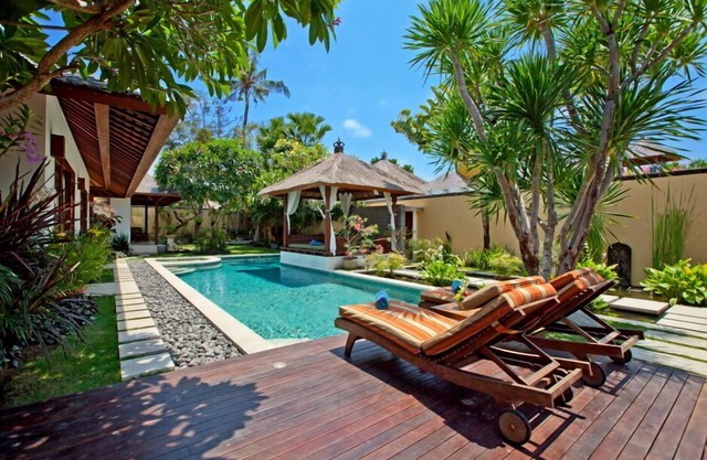 Luxury Balinese villa: Private beach entrance