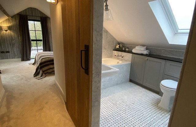 Luxury barn - 3 bed, 3 bath with stunning garden & hot-tub