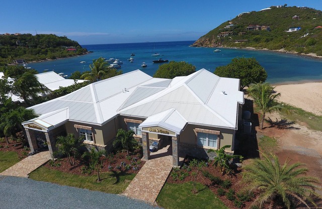 Luxury Beach Villa-Jacuzzi, Kayaks, SUPs, Snorkel Gear, No Stairs, Close to Town