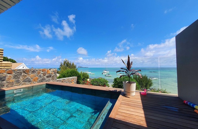 Luxury beachfront villa with private pool and cozy Pavillon with private jacuzzi on rooftop terrace