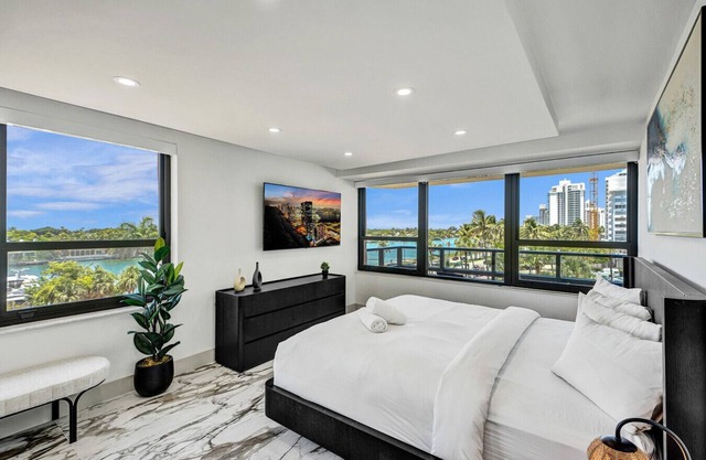 Luxury Beachside 3BR/3BA Condo + Resort Amenities, Pools, Gym and Sauna 620