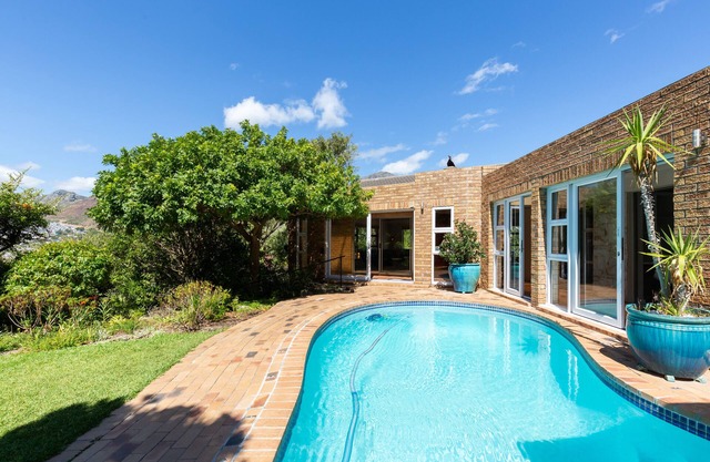 Luxury bungalow for 6 close to Cape Town centre and beach.