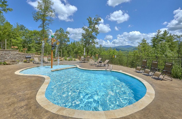 Luxury cabin in Pigeon Forge, Hot Tub and Mountain View, Gameroom