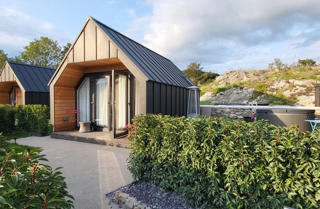 Luxury Cabin with Private Hot Tub 3