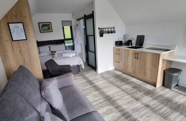 Luxury Cabin with Private Hot Tub 4