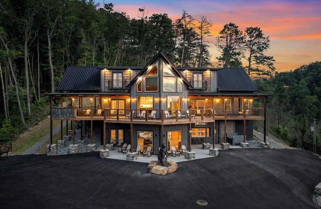 Luxury Cabin with Views, Pool, Elevator, Outdoor Kitchen and Indoor/Outdoor Bar