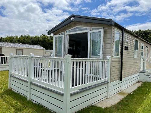Luxury Caravan Cornwall sleeps 4 countryside view