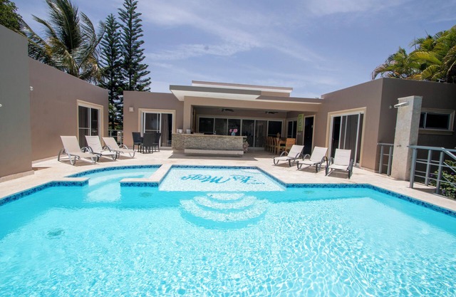 Luxury Caribbean 5BR Villa – Private Pool, BBQ & Ocean Breezes