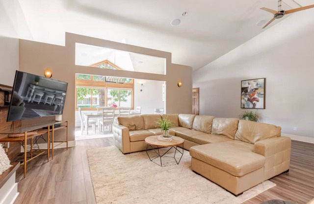 Luxury Centennial Retreat – Rooftop Hot Tub, Spa Amenities, Movie Room & Gym