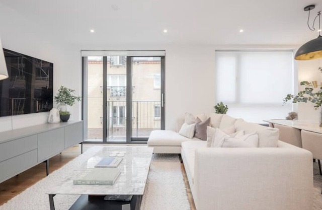 Luxury Central Mayfair Townhouse with Air Conditioning. 3 Bed 3 Bath
