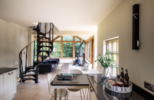 Luxury Coach House in beautiful rural village, scenic walks & 3 miles to Ledbury