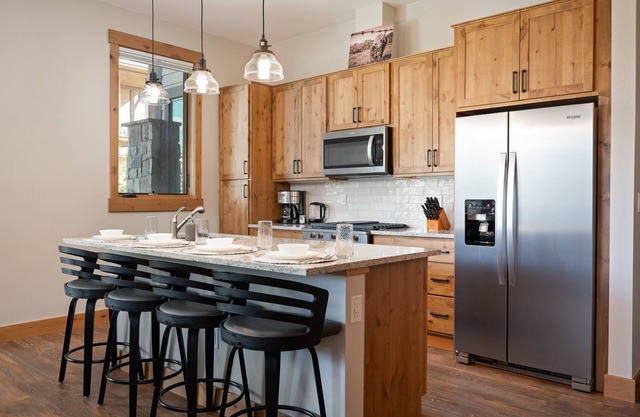 Luxury Condo E101 I Private Hot Tub I Garage I Great Views I Discounted Attractions