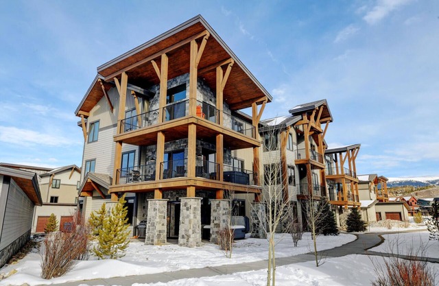 Luxury Condo E203 I Private Hot Tub I Great Views I Best Price I Discounted Attractions